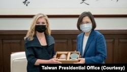 台湾总统蔡英文8月26日在总统府会见到访的美国联邦参议员布莱克本。(台湾总统府图片)