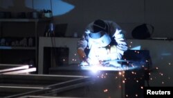 中国山东德州景津压滤机集团的一名工人在生产线上工作。(2022年8月25日)