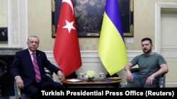 ယူကရိန်းသမ္မတ Volodymyr Zelenskyy (ယာ) နဲ့ တူရကီသမ္မတ Recep Tayyip Erdogan တို့ ယူကရိန်းနိုင်ငံအနောက်ပိုင်း Lviv မြို့မှာတွေ့ဆုံစဉ်။ (သြဂုတ် ၁၈၊ ၂၀၂၂)