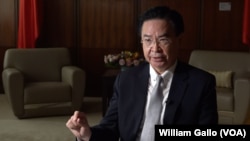 2022年8月12日,台湾外交部长吴钊燮在台北的台湾外交部接受美国之音专访 (美国之音/加洛)