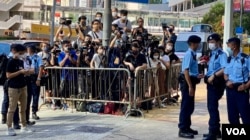 大批记者在高等法院外采访何俊仁获准保释 (美国之音/汤惠芸)