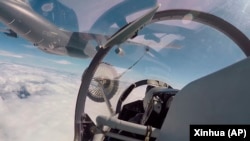 中共官媒新华社发布的照片显示,中国东部战区空军在台湾周边空域举行军演。(2022年8月3日)