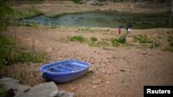 中国浙江省长兴县的一个水库在持续高温下面临干涸。(2022年8月20日)