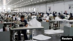 中国山东省德州景津压滤机集团的工人在生产线上工作。(2022年8月25日)