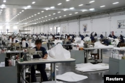 中国山东德州景津压滤机集团的工人在生产线上工作。(2022年8月25日)