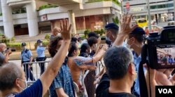 多名支持者8月22日傍晚在高等法院外迎接何俊仁,他的座驾离开法院时,支持者挥手道别 (美国之音/汤惠芸)