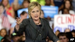 美国民主党总统候选人希拉里·克林顿星期三在北卡罗来纳州罗利市的一次集会上讲话,回击川普。