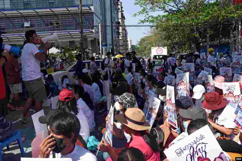 ရန်ကုန်မြို့က သနပ်ခါးတိုက်ပွဲ။ (ဖေဖော်ဝါရီ ၂၅၊ ၂၀၂၁)