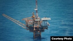 日本防卫省也公开了军机在东中国海拍摄到的中国油气田钻台照片(日本防卫省资料照片)