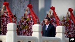 中国国家主席习近平在北京天安门广场人民英雄纪念碑献花篮。(2019年9月30日)