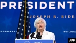 美国当选总统拜登在特拉华州威尔明顿的皇后剧院宣布其经济团队后,财政部长提名人耶伦发表讲话(2020年12月1日)。