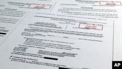 跟前特朗普在佛罗里达州棕榈滩的海湖庄园搜查令有关的文件摄影(2022年8月18日)