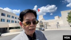 台湾人公共事务会会长简明子2022年8月12日在台美人抗议中国对台军事演习示威活动中接受美国之音采访(美国之音锺辰芳拍摄)