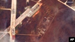 ၂၀၁၄ ခု ကတည်းက ရုရှားကသိမ်းယူထားတဲ့ ခရိုင်းမီးယားကျွန်းဆွယ်ပေါ်က ရုရှားလေတပ်အခြေစိုက်စခန်းကလေယာဉ်တွေ ပေါက်ကွဲပျက်စီးမှုမြင်ကွင်းကို ဂြိုဟ်တုက ရိုက်ယူထားပုံ။ (သြဂုတ် ၁၀၊ ၂၀၂၂)