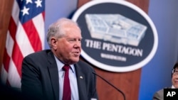 资料照:美国空军部长弗兰克·肯德尔在五角大楼举行的记者会上讲话。(美联社2022年6月27日)