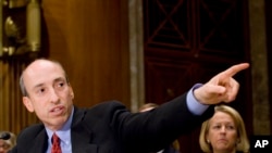 美联社资料照 - 2010年,时任美国商品期货交易委员会和美国证券交易委员会 (CFTC) 主席的加里·根斯勒(Gary Gensler)在美国国会一次听证会上作证。