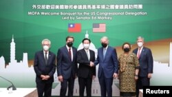 ထိုင်ဝန်နိုင်ငံခြားရေးဝန်ကြီး Joseph Wu က အမေရိကန်အထက်လွှတ်တော်အမတ် Markey ဦးဆောင်တဲ့ ငါးဦးအဖွဲ့ကို တွေ့ဆုံစဉ်။ (သြဂုတ် ၁၅၊ ၂၀၂၂)