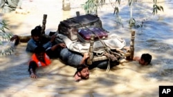 ပါကစ္စတန်နိုင်ငံ၊ ပက်ရှ်ဝါမြို့စွန်က ရေဘေးသင့်ပြည်သူတွေ နေရာရွှေ့နေကြစဉ်။ (သြဂုတ် ၂၈၊ ၂၀၂၂)