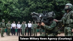 台湾总统蔡英文在澎湖视察台军士兵演习。(2022年8月30日)