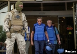 资料照片:国际原子能机构总干格罗西率领的安全评估小组离开下榻的酒店前往乌克兰的扎波罗热核电站。(2022年9月1日)