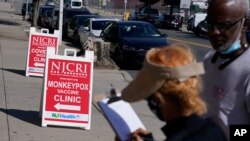 美国新泽西纽瓦克的民众排队注射猴痘疫苗(2022年8月16日)