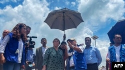 ကုလလူ့အခွင့်အရေးဆိုင်ရာ မဟာမင်းကြီး Michelle Bachelet (ဗဟို) ဘင်္ဂလားဒေ့ရှ်နိုင်ငံ ရိုဟင်ဂျာဒုက္ခသည်စခန်းတခုကို သွားရောက်စဉ်။ (သြဂုတ် ၁၆၊ ၂၀၂၂)