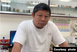 位于台北的雕刻师傅郭清祥(美国之音特约记者杨安拍摄)。