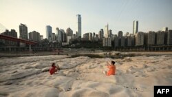 中国长江重庆段嘉陵江因干旱而裸露的河床。(2022年8月25日)