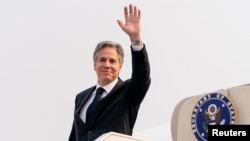 资料照片:国务卿布林肯2022年8月10日在刚果金沙萨的恩吉利国际机场登机前往卢旺达。(路透社照片)