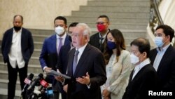 မလေးရှားဝန်ကြီးချုပ်ဟောင်း နာဂျစ် ရာဇတ် က ပူထရာဂျရာမြို့ ဖက်ဒရယ်တရားရုံးမှာ လာရောက်အမှုရင်ဆိုင်စဉ် သတင်းစာရှင်းလင်းပွဲကျင်းပပုံ။ (သြဂုတ် ၁၈၊ ၂၀၂၂)