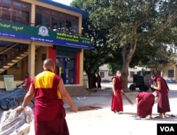 色拉佛学院的学生们正在清扫院落,准备迎接达赖喇嘛的到访(美国之音朱诺拍摄)