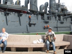 阿芙乐尔巡洋舰。那里是许多中国人访问圣彼得堡时喜爱的游览景点。(美国之音白桦)