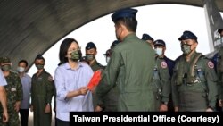 台湾总统蔡英文8月30日前往澎湖视察台湾空军部队。(台湾总统府)