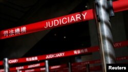 香港一间法庭外的情景(路透社2022年8月17日)