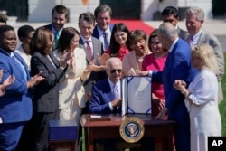 2022年8月9日,拜登总统在白宫南草坪将《2022年芯片和科学法》签署成法律。(美联社)