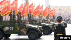 资料照:中国军人在北京天安门参加国庆阅兵。(2019年10月1日)