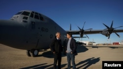 加拿大总理办公室公布的照片显示,加拿大总理特鲁多与北约秘书长斯托尔滕贝格抵达加拿大纽纳武特地区的北极社区剑桥湾后,在加拿大空军的一架CC-130“大力神”运输机旁交谈。(2022年8月25日)