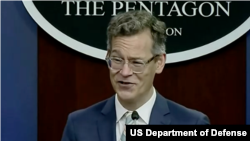 美国国防部主管国防政策的副部长科林·卡尔(Colin Kahl)2022年8月8日在五角大楼记者会上(美国国防部视频截图)