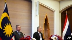 မလေးရှားနိုင်ငံခြားရေးဝန်ကြီး Saifuddin Abdullah (ဝဲ) နဲ့ ထိုင်းနိုင်ငံခြားရေးဝန်ကြီး Don Pramudwinai (ယာ) တို့ ဘန်ကောက်သတင်းစာရှင်းလင်းပွဲ။ (သြဂုတ် ၁၀၊ ၂၀၂၂)