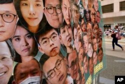 资料照片:画有香港民主派活动人士头像的横幅。(2021年7月1日)