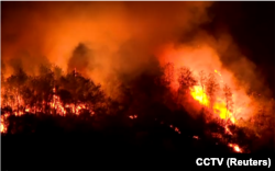 中国官媒央视的视频显示重庆西南部的山火仍在燃烧。(2022年8月22日)