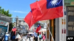 台湾旗帜在金门岛的街道两旁飘扬。(2022年8月11日)