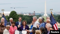 美国国会众议院议长(中)2022年7月29日签署《芯片与科学法案》(路透社)