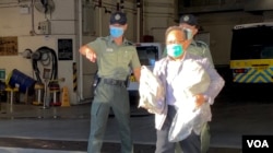 前支联会副主席何俊仁8月22日在高等法院获准保释,下午5时半左右离开法院大楼 (美国之音/汤惠芸)