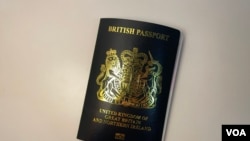 英国国民海外护照 (摄影:美国之音郑乐捷)