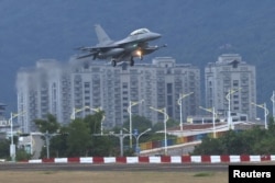 一架F-16V战机在台湾花莲空军基地降落。(2022年8月17日)