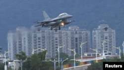 资料照：一架F-16V战机在台湾花莲空军基地降落。（2022年8月17日）