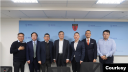 上海国际问题研究院学术委员会主任严安林(中)、上海社科院台研中心主任盛九元(左二)近日访问台湾,和台湾学者进行交流。(国策研究院提供)