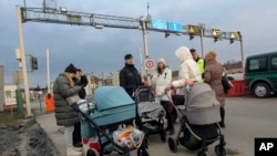 图为抵达梅迪卡边境口岸等待进入波兰的乌克兰难民(2022年2月26日)