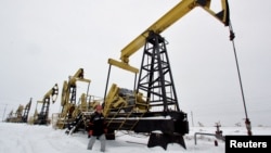 资料照片:在俄罗斯伊热夫斯克东部的一处油田(2007年12月7日)